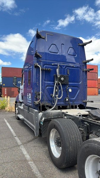 Freightliner Cascadia 126 Raised-Roof Sleeper Truck, 2020 – Detroit DD15, DT12 Automatic, Tandem Axle