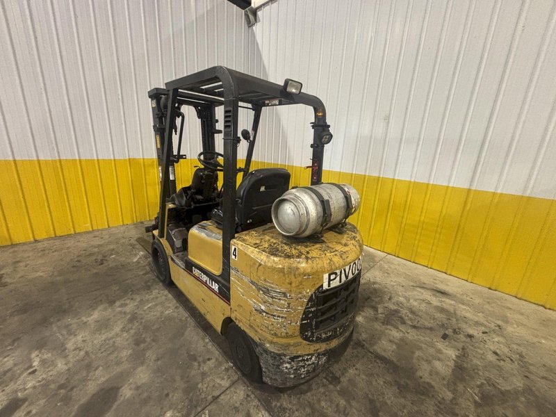 5,000 LBS CATERPILLAR MODEL #GC30K LP GAS FORKLIFT: STOCK #23033