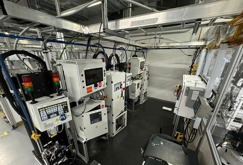 KUKA KR60-3 6-Axis Robotic Adhesive Dispensing Work Cell, 2020 – Atlas Copco Metering and Dosing System