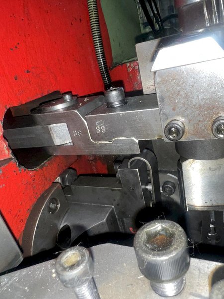 Dah-Lian Model NF 17B-6S Six Die Nut Forming Machine