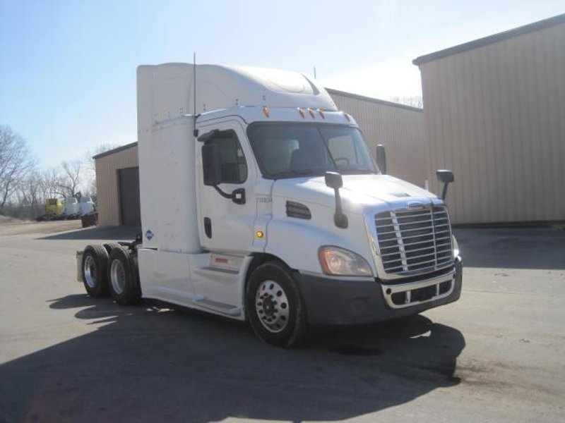 2015 Freightliner Cascadia Day Cab LNG – Cummins ISX12 G 400 HP, 10 Speed, Natural Gas Tractor