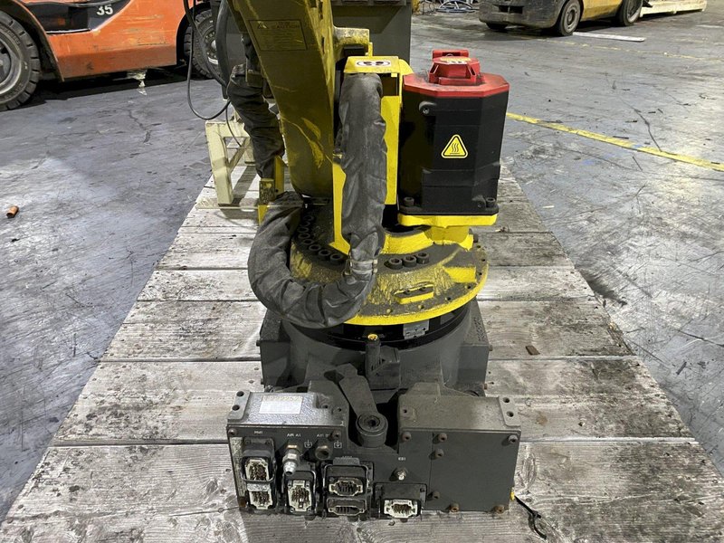 FANUC ROBOT  R-1000iA/100F w/ R-30iB Controls USED