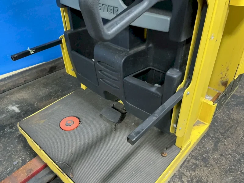 HYSTER 3000 LBS ORDER PICKER  -  R30XM3