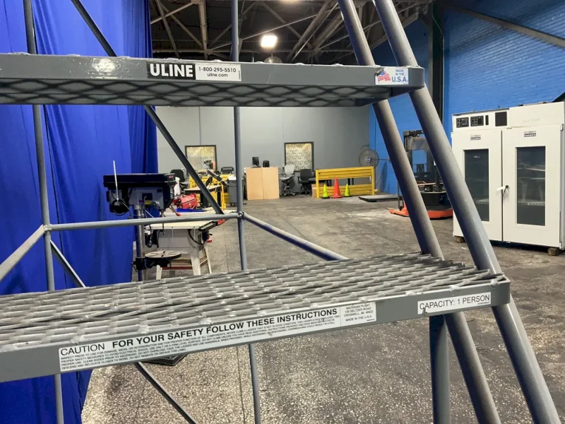 ULINE 450 LBS / 1 PERSON PORTABLE LADDER
