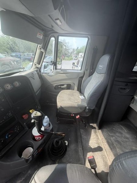 International ProStar Sleeper Truck, 2014 – Class 8 Tandem Axle Semi Tractor w/ Diesel Engine, Sleeper Cab &amp; Air Ride Suspension
