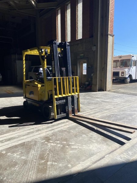 Hyster E70XN Electric Cushion Tire Forklift, 2021 – 7,000 lb Capacity, Sit-Down Rider (1)