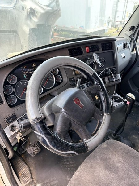 Kenworth T680 Sleeper Truck, 2014 – PACCAR/Cummins Diesel, Tandem Axle, Air Ride, 10-Speed/Auto, OTR Semi Tractor