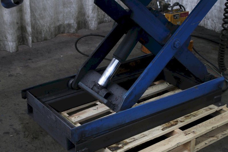 1000 LBS BLUE GIANT HYDRAULIC SCISSOR LIFT TABLE: STOCK #76651