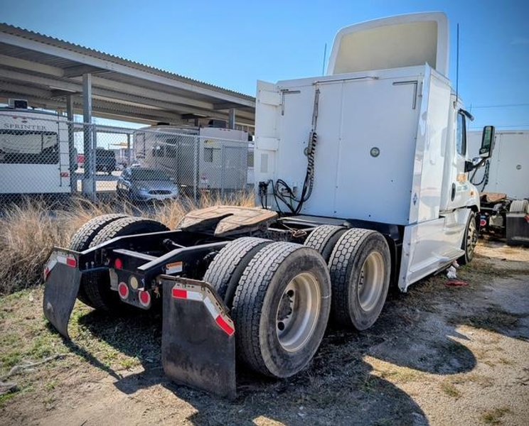 Freightliner Cascadia Day Cab LNG, 2014 – Cummins ISX12 G 400 HP, 10 Speed, Natural Gas Tractor