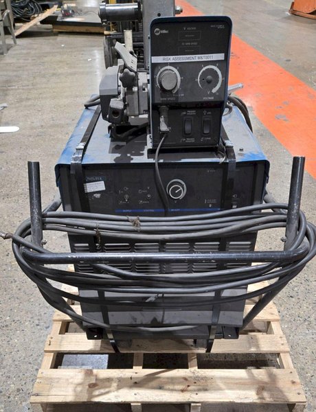 MILLER DELTAWELD 302 / 70 SERIES MIG WELDER WITH WIRE FEEDER USED