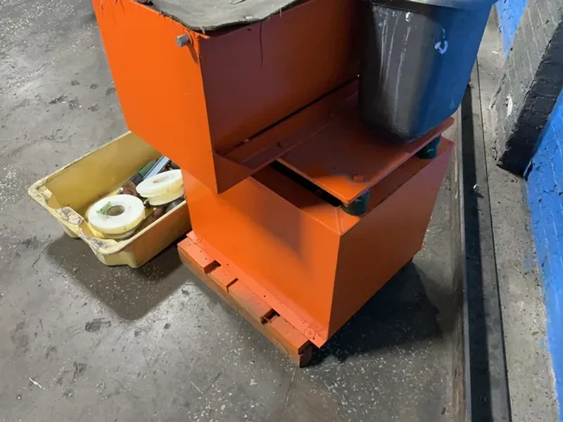 C &amp; M CLEANING SYSTEMS VIBRATORY FINISHING MACHINE   -  300
