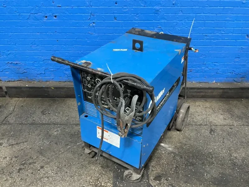 MILLER 250 A WELDER   -  SYNCROWAVE 250