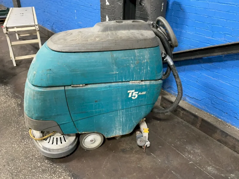 TENNANT WALK BEHIND FLOOR SCRUBBER  -  MODEL T5
