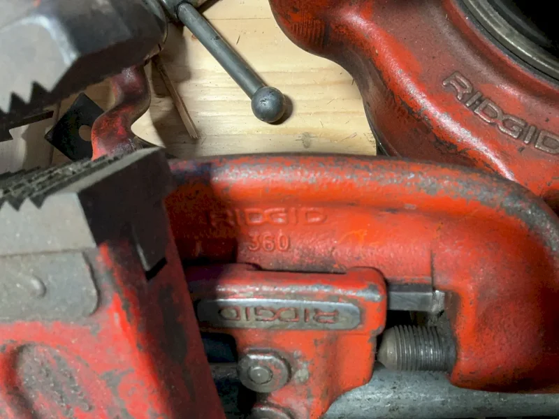 RIDGID PIPE THREADER  W/ TOOLING  -  400