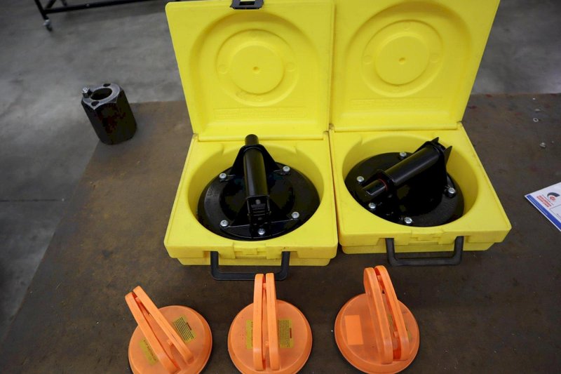 Suction Cups For Material Handling (2) 8" Woods Power Grip, (3) Harbor Freight 4.5"- Auction Item