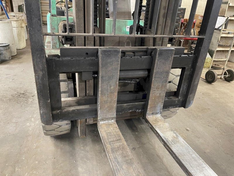 9000 LBS MITSUBISHI PNEUMATIC TIRE FORKLIFT : STOCK #77764