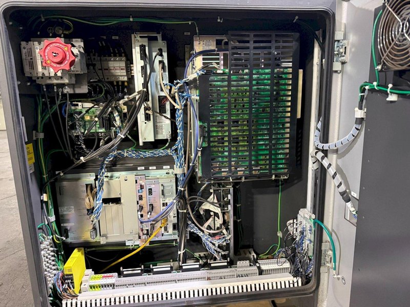 YASKAWA MOTOMAN-MH24 w/ DX200 Controller USED