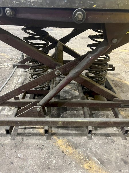 43" X 43" X 34" MECHANICAL SPRING LIFT TABLE: STOCK #20137