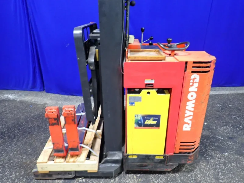 RAYMOND 3000 LBS ELECTRIC ORDER PICKER   -  20I-R30TT