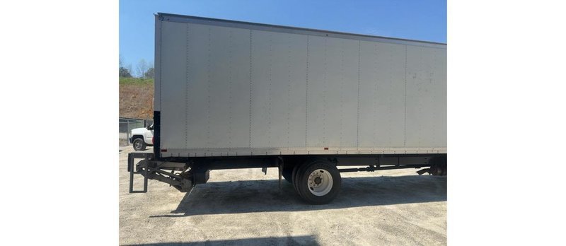 International MV607 Box Truck, 2020 – Cummins B6.7 Diesel, Allison Automatic, 26′ Dry Van, Liftgate, GVWR 25,999