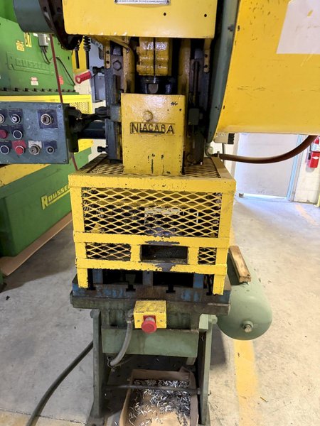 35 TON NIAGARA A-35 OBI FLYWHEEL SINGLE CRANK PUNCH PRESS. STOCK # 0759926