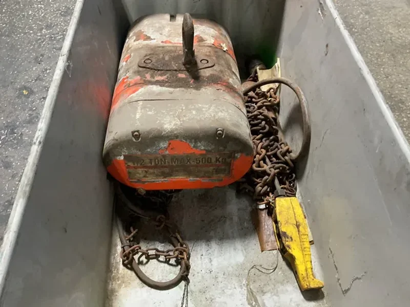 CM 1/2 TON HOIST