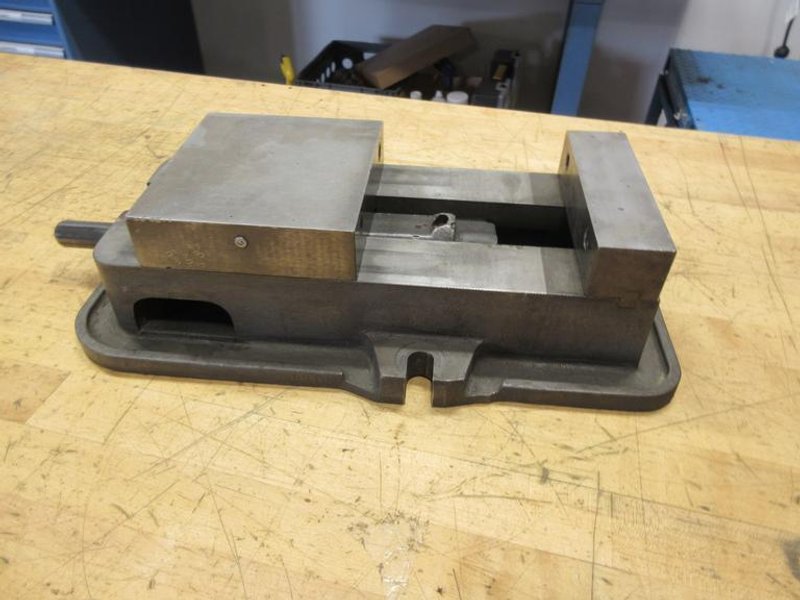 Kurt D-60 6" Machine Vise **No Jaws**- Auction Item