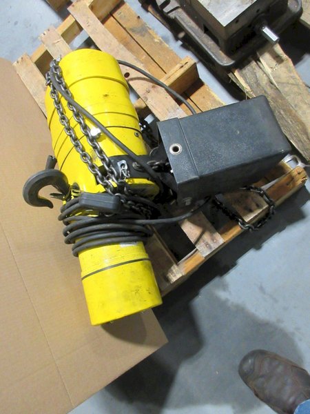 Yale KELC5016 1/2 Ton Electric Chain Hoist With Chain Catcher and Power Cord **No Control Pendant**- Auction Item
