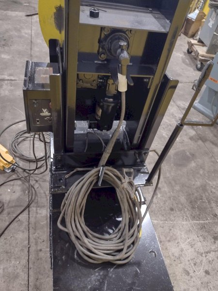1,250 LB STINGER MODEL #P-1250 PIPE WELDING POSITIONER WITH 30" GRIPPER CHUCK : YOBRO #25213