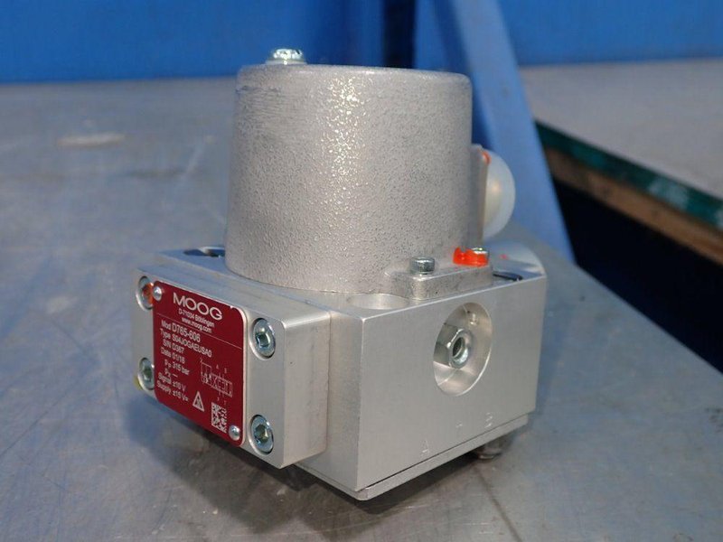 MOOG VALVE  -  D765-606