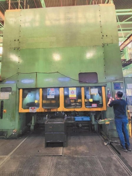 600 Ton Komatsu Transfer Press, Model E2T600-BM, 19&quot; STR, 33&quot; Die Height, 6&quot; ADJ, 120&quot; x 55&quot; BA, 15-30 SPM Vari, 6 Stage Trans, Cushions