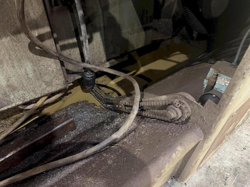 18" X 20" HYD-MECH MODEL V18 SERIES II VERTICAL BAND SAW: STOCK #24965