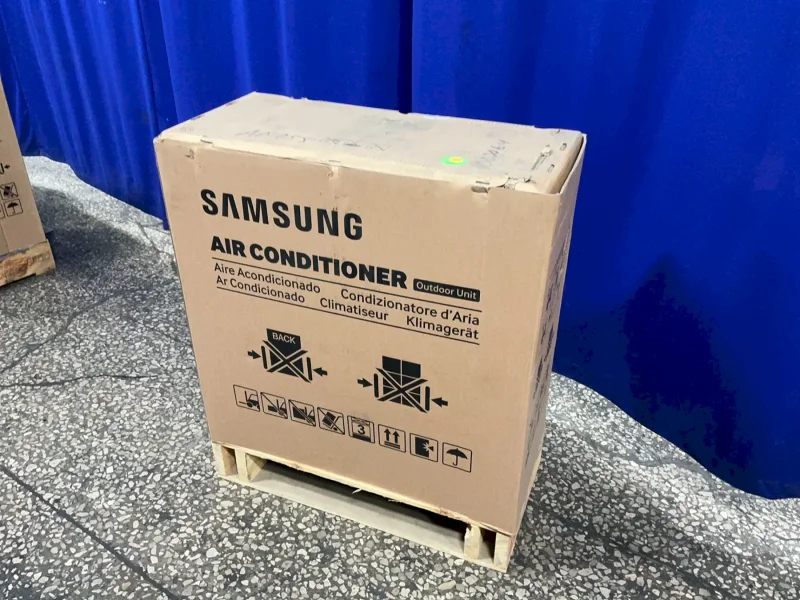 SAMSUNG 54 500/61 000 BTU/HR AIR CONDITIONER  -  AM055KXWDCH