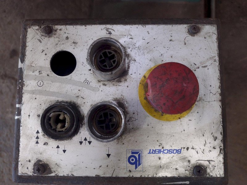 8-7/8&quot; X 8-7/8&quot; x 1/4&quot; BOSCHERT MODEL #LB-12 HYDRAULIC ANGLE CORNER NOTCHER: STOCK 16439