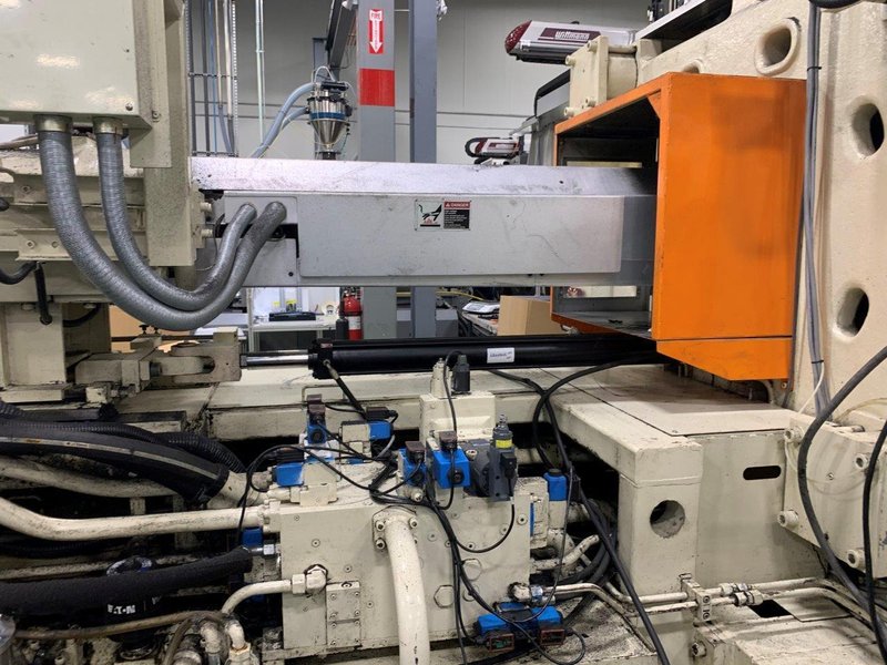 UBE Used UZ1000 Injection Molding Machine, 1000 US ton, 148 oz.