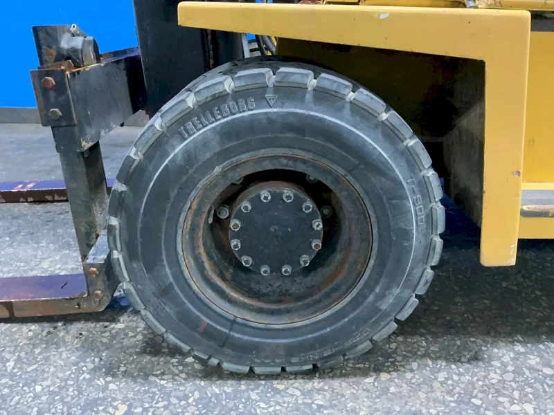 KOMATSU 15400 LBS PROPANE FORKLIFT  -  FG70-5