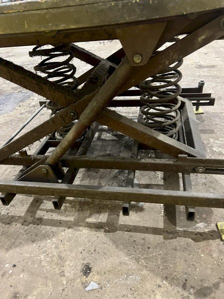 43" X 43" X 34" MECHANICAL SPRING LIFT TABLE: STOCK #20138