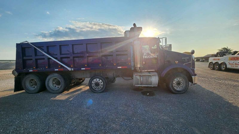 Kenworth T800 Dump Truck, 2004 – Cummins Diesel, 8LL Transmission, 18′ Steel Body