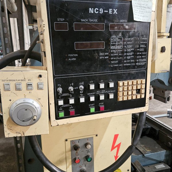 88 TON X 8&#039; AMADA RG-80 HYDRAULIC PRESS BRAKE. STOCK # 0134225.