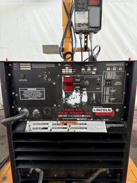 LINCOLN IDEALARC PULSE POWER 500 WELDER W/ BOOM AND LINCOLN LN-9F WIRE FEEDER. STOCK #0627922.