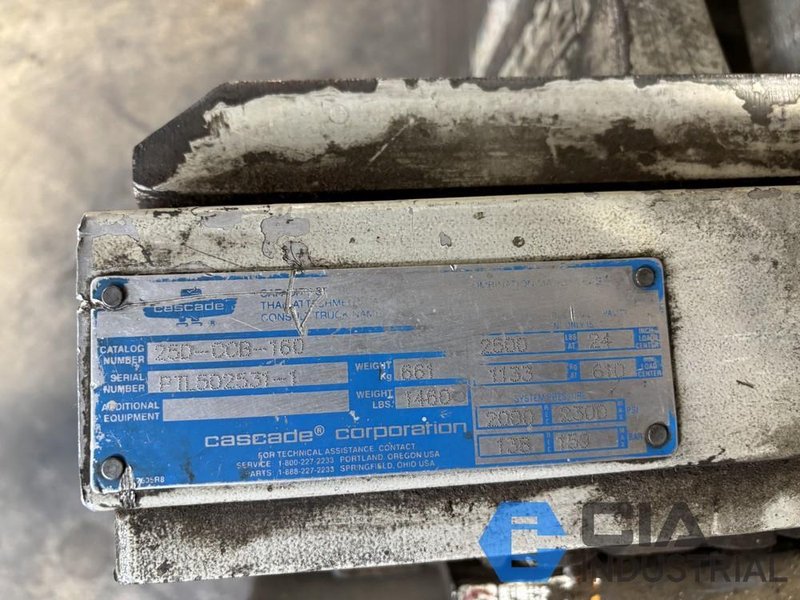 2,500 LB. CASCADE MODEL 25D-CCB-160 HYDRAULIC CARTON CLAMP ATTACHMENT