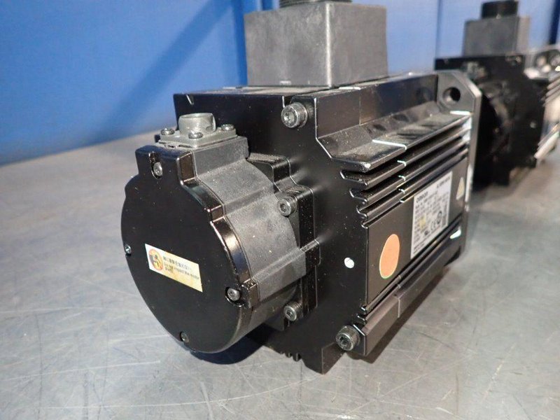 OMRON 0.9 KW AC SERVO MOTOR  -  R88M-K90010F-BS2