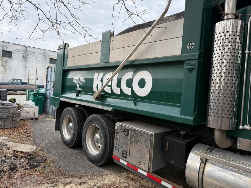 Kenworth T800 Dump Truck, 2007 – CAT C15, 8LL Manual, Tri-Axle, 16′ Steel Bed, Pre-Emission