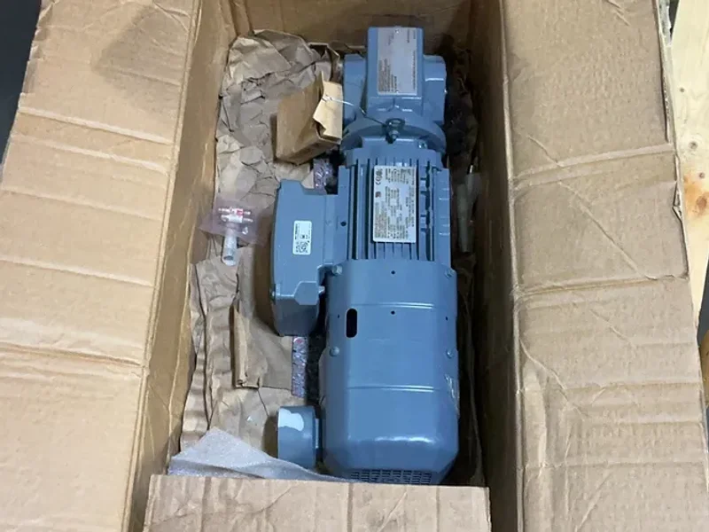 SEW-EURODRIVE 0.37 KW, 1730 RPM GEARMOTOR  -  SA37 DRN71M4/BE05/AK8Y