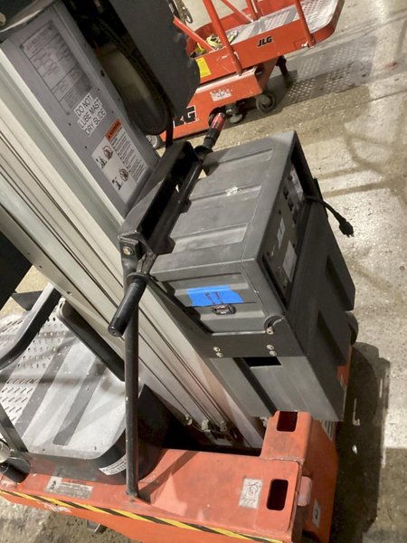 JLG 12SP VERTICAL MAN LIFT USED