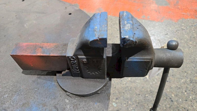 STEEL WELDING TABLE WITH VISE