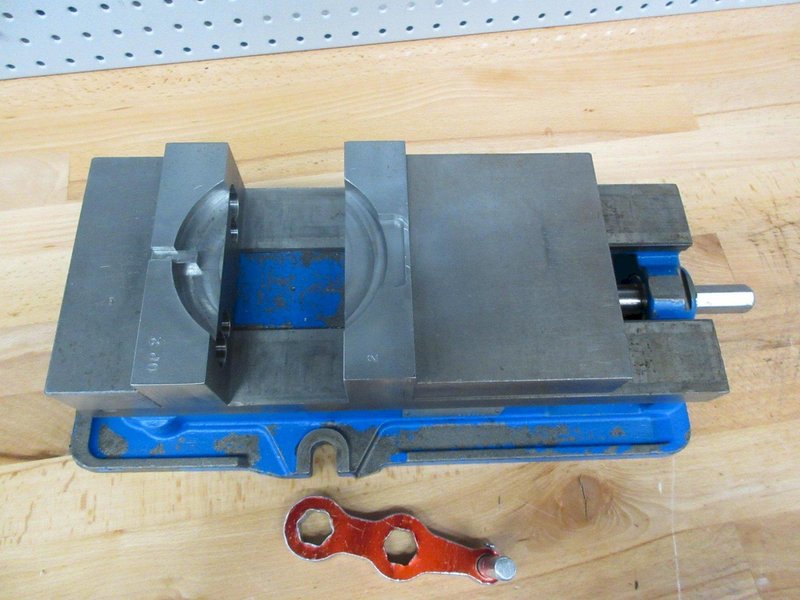Kurt D675 6&quot; Machine Vise with Steel Soft Jaws and SPI Speed Handle- Auction Item