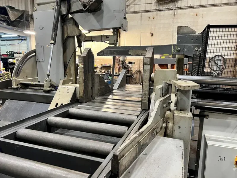 USED HYD-MECH 30" X 25" FULLY AUTOMATIC VERTICAL TILT FRAME BANDSAW MODEL V-25APC-120 WITH 62' OF POWERED CONVEYOR, Year: 2014