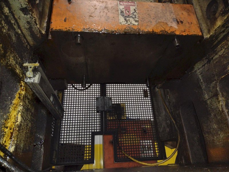 800 TON BLISS MODEL #26 KNUCKLE JOINT PRESS, 2.5" STROKE: STOCK #21707