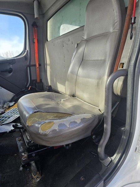 Freightliner M2 Straight Box Truck – Expeditor w/ Liftgate, 2015